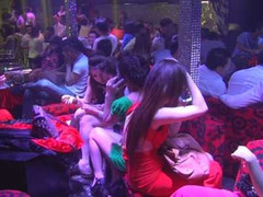 'Há hốc' với màn 'mua yếm' chân dài