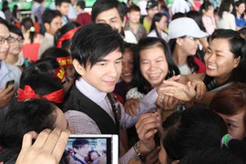 Đan Trường về nước không đeo nhẫn cưới