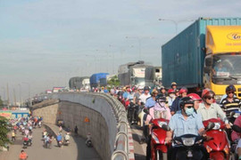 Ảnh: Xe tải lật trên cầu, quốc lộ 1A hỗn loạn gần 10 km