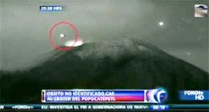 Clip: 'Đĩa bay' phát sáng lao vút xuống miệng núi lửa