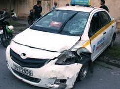 Hà Nội: Xe máy đối đầu taxi, một người tử vong