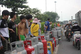 Video: Hãi hùng gần trăm 'bom' ga lăn lóc trên quốc lộ
