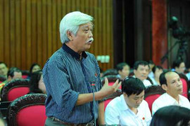 'Không phải tự nhiên cụ Hồ đi dép cao su đâu'