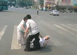 Phẫn nộ vụ cụ già bị đánh dã man trên phố