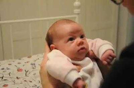 Phì cười chiêu 'độc' ru con ngủ của ông bố vui tính