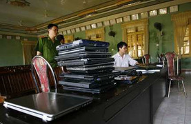 Tóm gọn 'siêu cướp' laptop trên ngọn cây