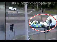 Xem cảnh sát Anh rượt đuổi 'xe điên' trên phố