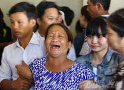 Xe đâm núi 7 người chết: Đớn đau mẹ già đón xác con