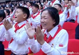 Clip: Gặp Kim Jong-un, thiếu nhi Triều Tiên khóc nức nở