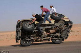 Xem trò mới của dân chơi Ả rập, đi ôtô hai bánh