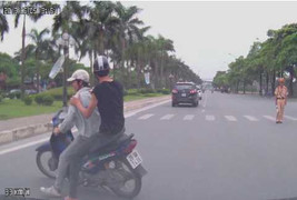 Clip: Trốn cảnh sát, liều mạng tạt đầu ô tô