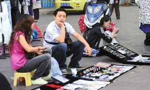 Nhân viên văn phòng đua nhau bán hàng trên phố