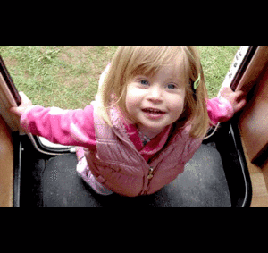 Mẹ tắm nắng, con gái chết đuối trong bể bơi