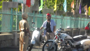 Clip: Phạm luật, múa côn đánh CSGT