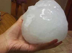 Khí lạnh tràn về, giông lốc kèm mưa đá đe doạ miền Bắc