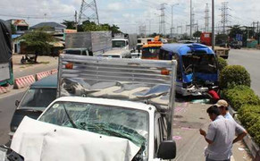 Vượt xe kinh hoàng, 6 ô tô cắm chặt vào nhau