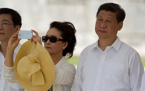 Chụp ảnh bằng iPhone 5, phu nhân Tập Cận Bình gây 'sốt'