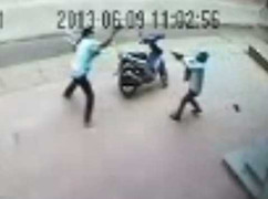 Nã súng cướp tiệm vàng, một người bị thương