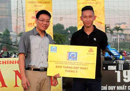 Sao V-League ‘ẵm’ giải siêu phẩm sân phủi