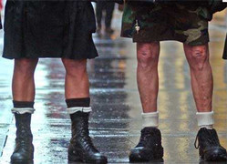 Clip: Ở nơi nhân viên lái tàu 'tự nguyện' mặc váy