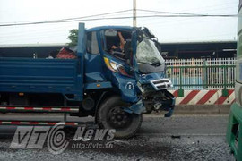 Xe tải tông xe buýt, hàng chục hành khách thoát chết