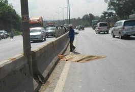Nam thanh niên văng vào đèn chiếu sáng tử vong