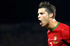 Tóc mới, Ronaldo lại tung tẩy ghi bàn