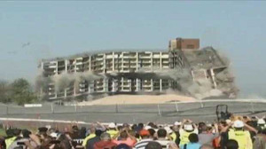 Clip: Toà nhà kiên cố sụp đổ trong 10 giây