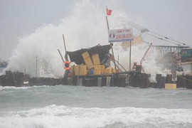 Ảnh: Cổ vật trên tàu đắm bị sóng 'quăng quật' giữa biển