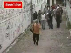 Hàng chục thanh niên hùng hổ quây nạn nhân trong ngõ