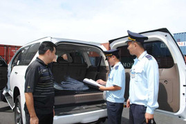 Xiết chặt ô tô Việt kiều