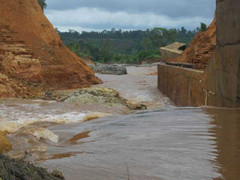 Ảnh: Cận cảnh vỡ đập thủy điện ở Gia Lai