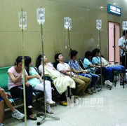 Ăn tối, hàng trăm công nhân Trung Quốc ngộ độc