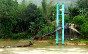 Đứt cầu treo, hàng chục người rơi xuống dòng nước