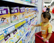 Sữa bột đóng hộp được xúc bằng… xẻng