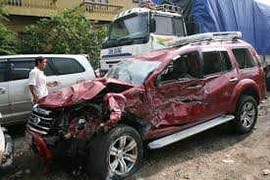 Xe 7 chỗ lấn đường container, 5 người thương vong