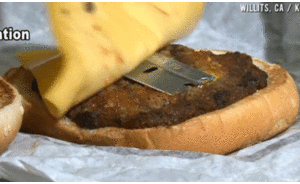 Tá hỏa lưỡi dao trong bánh hamburger
