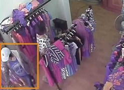 Vờ mua váy, nữ quái 'làm thịt' chiếc iPhone hớ hênh