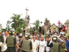 Bị phát hiện, trộm chó chém loạn xạ