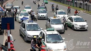 Hà Nội: Taxi 'dàn trận' trước cổng bệnh viện