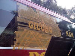 Xe khách cạnh tranh bằng... ném đá