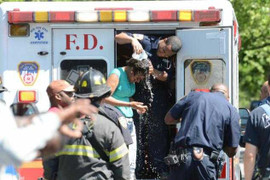 Chơi dại, nam sinh dùng quẹt đốt tóc bạn gái