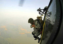 Clip: Đặc công Việt Nam tập nhảy dù chống khủng bố