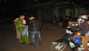 Đâm vào xe cảnh sát, một thanh niên nguy kịch