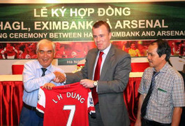 Arsenal sang VN: Khai vị bằng 'phở quát, cháo chửi'