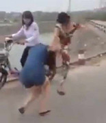 Nữ sinh mặc sành điệu, 'giải quyết' bạn kiểu giang hồ