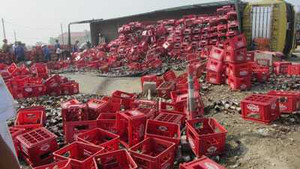 Xe chở bia lật nhào, quốc lộ 1A ách tắc nhiều giờ