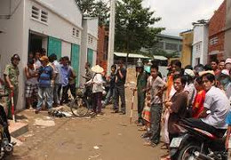 Phẫn nộ nghịch tử hạ sát cha mẹ bên mâm cơm