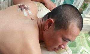 Sàm sỡ nhân viên quán cà phê còn vác dao chém người
