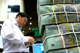 Lãi suất giảm mạnh, tiền vẫn ào ào vào ngân hàng